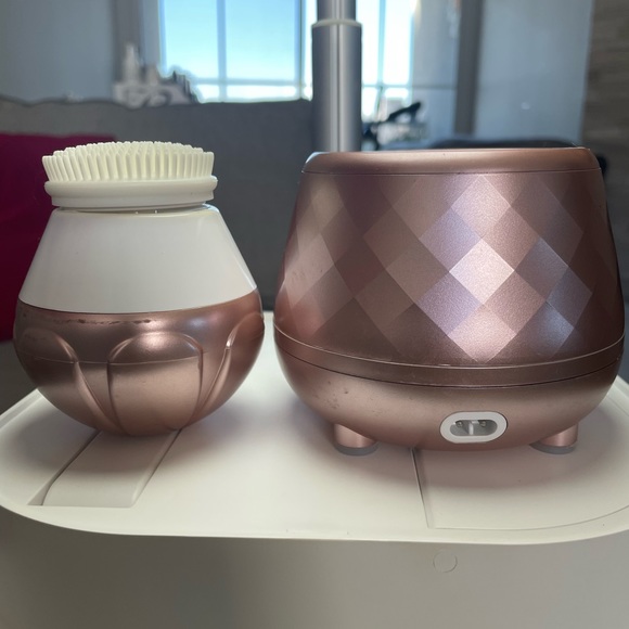 Tao Clean facial brush in Rose Gold with 2 brush attachments never used - Picture 5 of 12